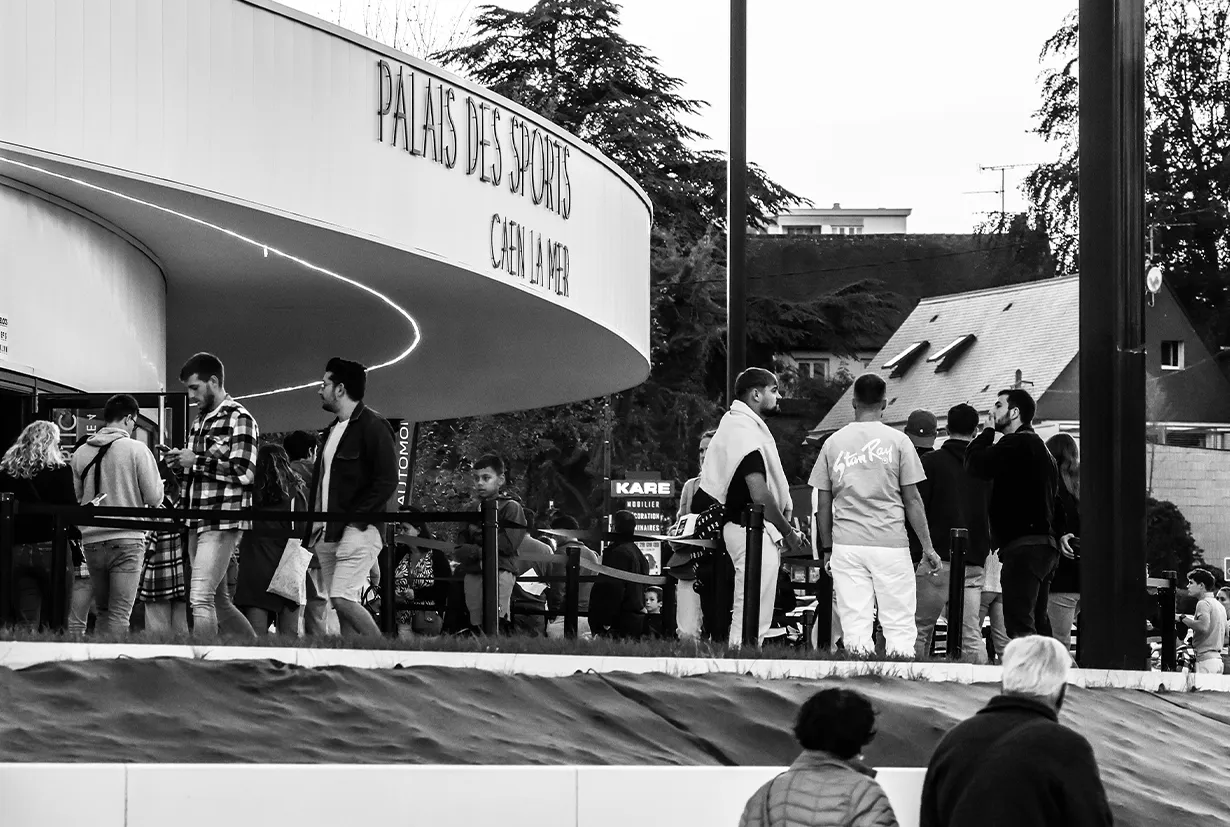 devant-palais-des-sports
